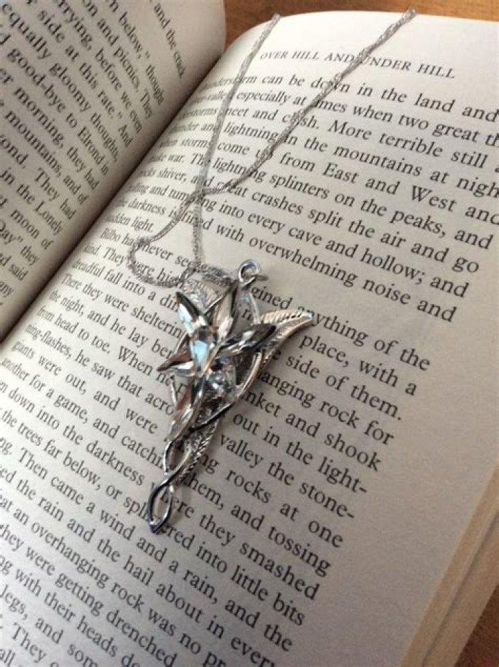Is Arwen's necklace in the books?