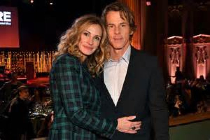 Was Julia Roberts married to Bruce Willis? Are Bruce Willis and Julia Roberts friends? |